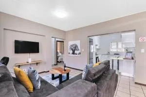 Stylish Comfort in the Heart of Broadacres with WiFi , Netflix, Pool & Braai area - Chartwell