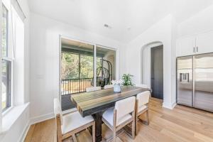 Modern 4BR Uptown Oasis!