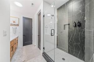 Modern 4BR Uptown Oasis!