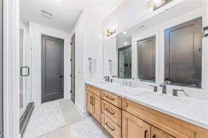 Modern 4BR Uptown Oasis!