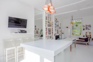 HUGE 5 storey 4 bed Terraced family home in Queens park