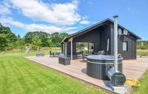 7 Bedroom Cozy Home In Glesborg - Fjellerup Strand