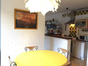 Calme et terrasse arborée en centre ville