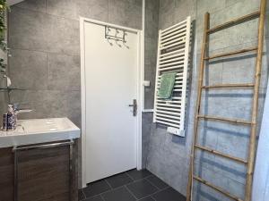 Maisons de vacances Rivage Maison spacieuse 10 p 5 chambres 2 sdb 2 WC tout confort avec jardin, belle terrasse amenagee, parking privatif, a 3km d-Omaha Beach et Port en Bessin : photos des chambres