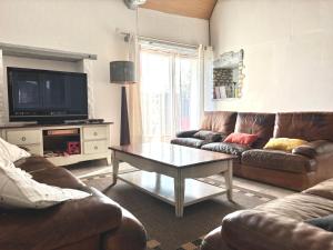 Rivage Maison spacieuse 10 p 2 sdb 2 WC tout confort avec jardin, belle terrasse aménagée, parking privatif, à 3km dOmaha Beach et Port en Bessin