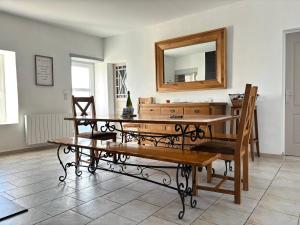 Rivage Maison spacieuse 10 p 5 chambres 2 sdb 2 WC tout confort avec jardin, belle terrasse aménagée, parking privatif, à 3km dOmaha Beach et Port en Bessin