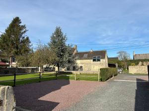 Maisons de vacances Rivage Maison spacieuse 10 p 5 chambres 2 sdb 2 WC tout confort avec jardin, belle terrasse amenagee, parking privatif, a 3km d-Omaha Beach et Port en Bessin : photos des chambres