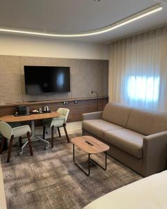 Hotels Novotel Suites Clermont Ferrand Polydome : Suite Double Supérieure avec Canapé-Lit