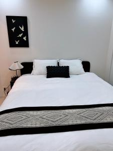 Roppongi 4 minutes, 4 person ,Dyson hair dryer, POLA toiletries