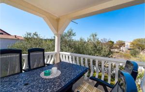 Beautiful Apartment In Karin Gornji