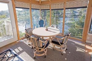 Cozy Coastal Escape 3BR 3BA Lakefront Tranquility