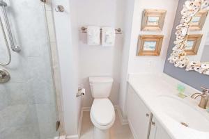 Cozy Coastal Escape 3BR 3BA Lakefront Tranquility