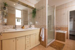 Appartements l-atypique au centre des arcades Elegant Spacieux : photos des chambres