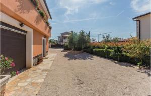 1 Bedroom Lovely Apartment In Tar-Vabriga 