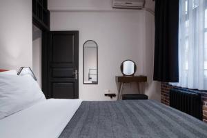 Spacious and Stylish 3BR w Private Garden