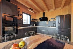 Maisons de vacances La Fleche 2 - Chalet Standing - Jacuzzi Privatif : photos des chambres