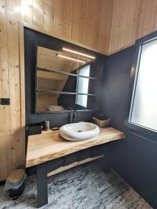 Maisons de vacances La Fleche 2 - Chalet Standing - Jacuzzi Privatif : photos des chambres