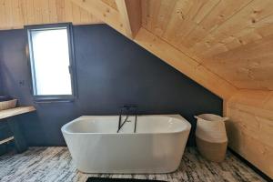Maisons de vacances La Fleche 2 - Chalet Standing - Jacuzzi Privatif : photos des chambres