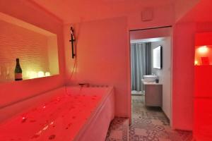 Appartements Love Room Perpignan Jacuzzi & Ambiance romantique : photos des chambres