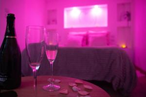 Appartements Love Room Perpignan Jacuzzi & Ambiance romantique : photos des chambres
