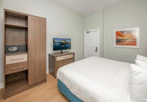 Promenade Suite  room in Commander Hotel & Suites