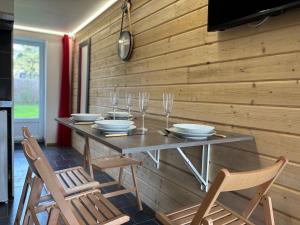 Hortansia apt rénové bien équipé avec terrasse aménagée jardin, parking privé, proche de la mer, près de Port en Bessin et Omaha Beach