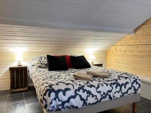 Hortansia apt rénové bien équipé avec terrasse aménagée jardin, parking privé, proche de la mer, près de Port en Bessin et Omaha Beach