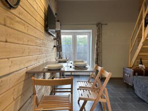 Hortansia apt rénové bien équipé avec terrasse aménagée jardin, parking privé, proche de la mer, près de Port en Bessin et Omaha Beach