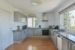 Heated pool and fantastic views BBQ Beach 5 mins