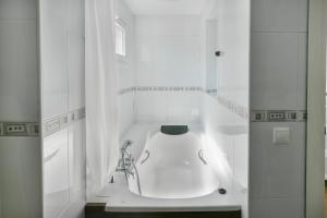 Heated pool and fantastic views BBQ Beach 5 mins