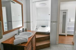 Heated pool and fantastic views BBQ Beach 5 mins