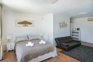 Heated pool and fantastic views BBQ Beach 5 mins