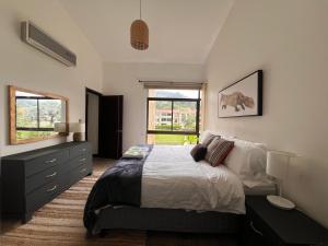 CR MARIPOSA RENTALS Lakeview PENTHOUSE with office space, pool, gym, tennis