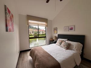 CR MARIPOSA RENTALS Lakeview PENTHOUSE with office space, pool, gym, tennis
