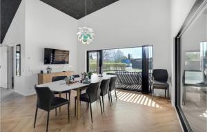 Beautiful Home In Børkop With Kitchen