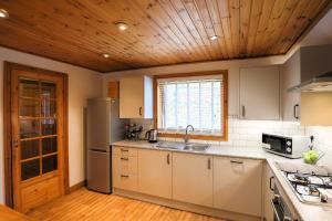 Oak Tree Lodge - A Romantic Getaway- Finlake Resort & Spa - Devon