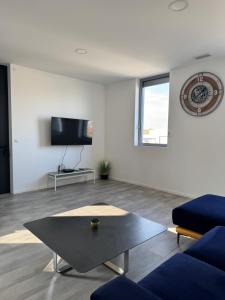 Loft épuré avec parking privé.