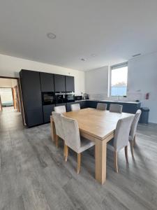 Loft épuré avec parking privé.