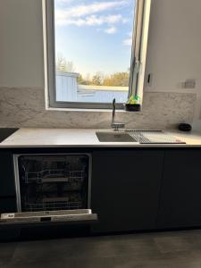 Loft épuré avec parking privé.