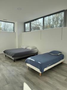 Loft épuré avec parking privé.