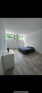 Loft épuré avec parking privé.