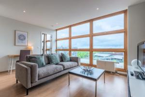 One bedroom apartment at the foot of the stations