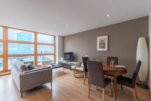 One bedroom apartment at the foot of the stations