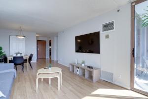 Spacious and Minimalist Apartment on Pentagon City