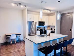 Full Apartment, 15 Min to Parks,Pet-Friendly, King Bed & Lots of Amenities