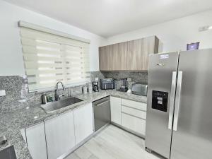 Melody 2BDR Condo with Pool View in Coral Bay #2