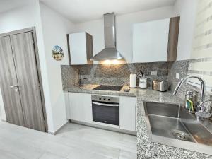 Melody 2BDR Condo with Pool View in Coral Bay #2