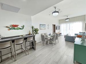 Melody 2BDR Condo with Pool View in Coral Bay #2