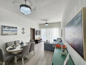 Melody 2BDR Condo with Pool View in Coral Bay #2