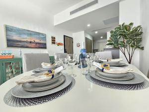 Melody 2BDR Condo with Pool View in Coral Bay #2